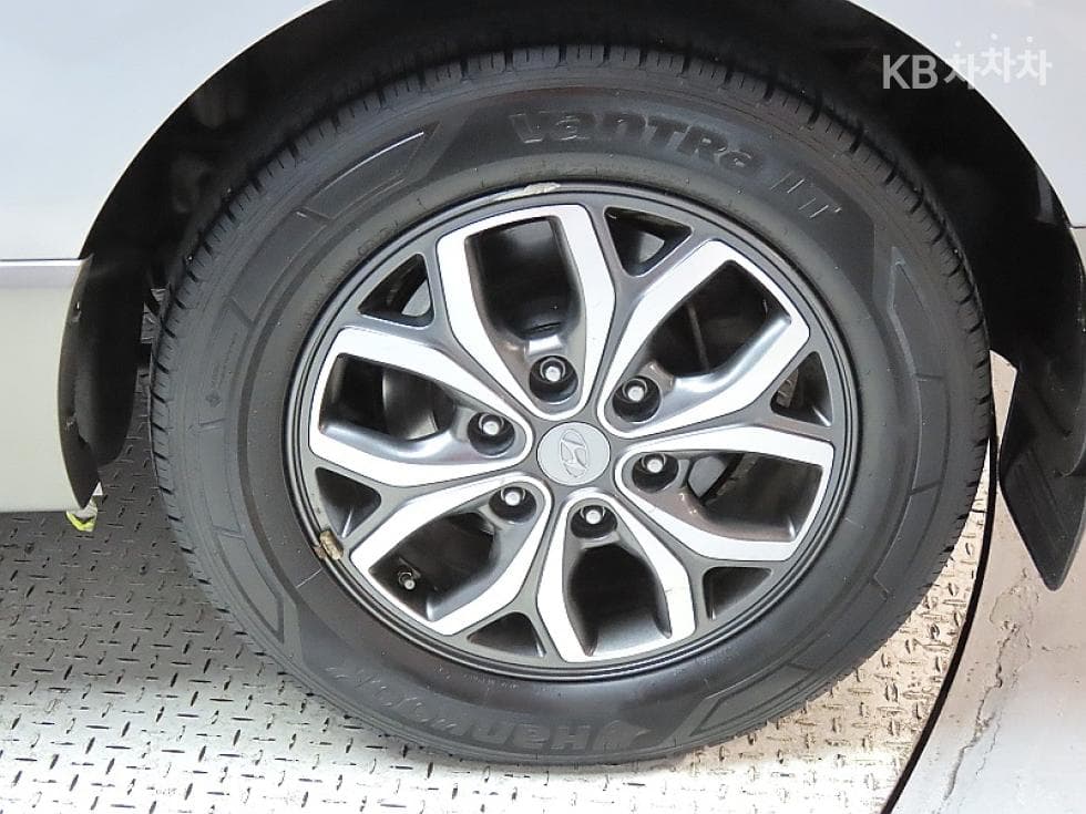 Hyundai Grand Starex12-seater Wagon CVX Modern Special (special feature/edition) - 20