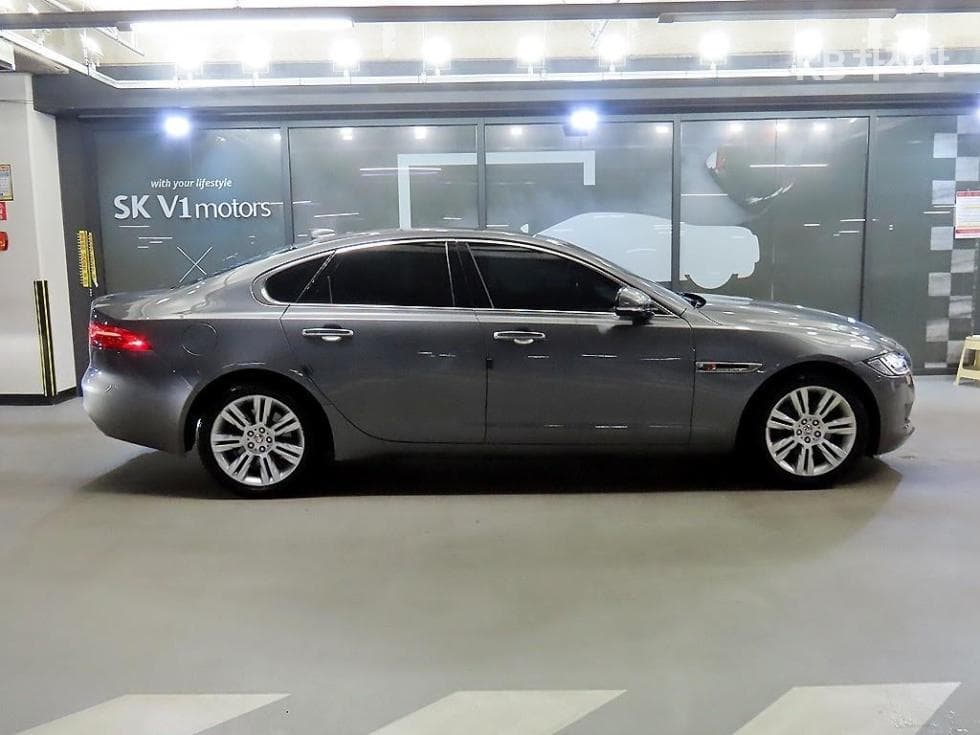 Jaguar All New XF2.0d Portfolio - 3
