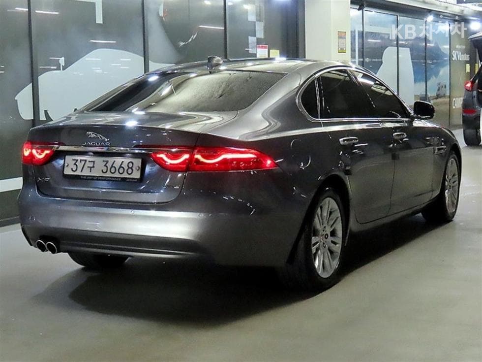 Jaguar All New XF2.0d Portfolio - 4