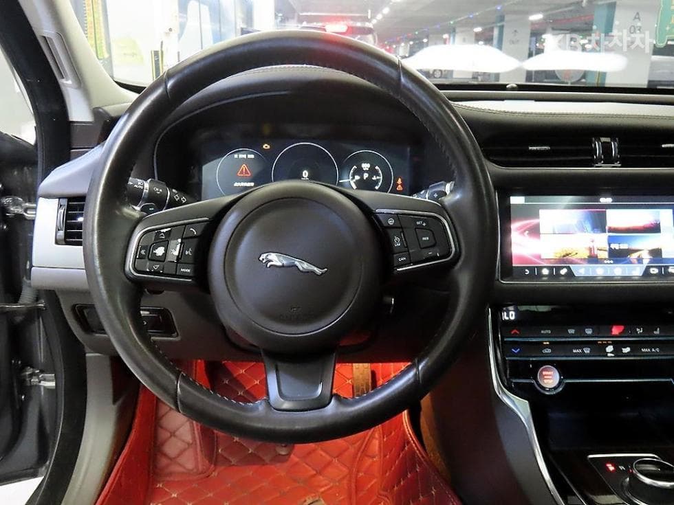 Jaguar All New XF2.0d Portfolio - 8