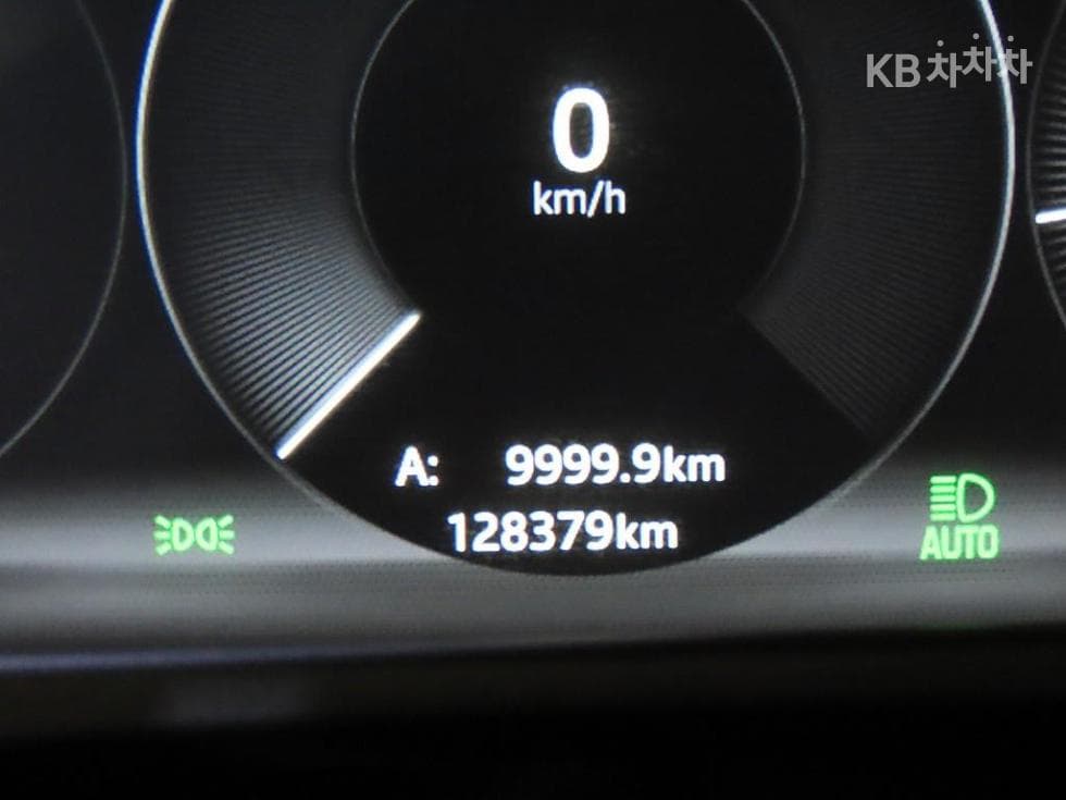 Jaguar All New XF2.0d Portfolio - 9