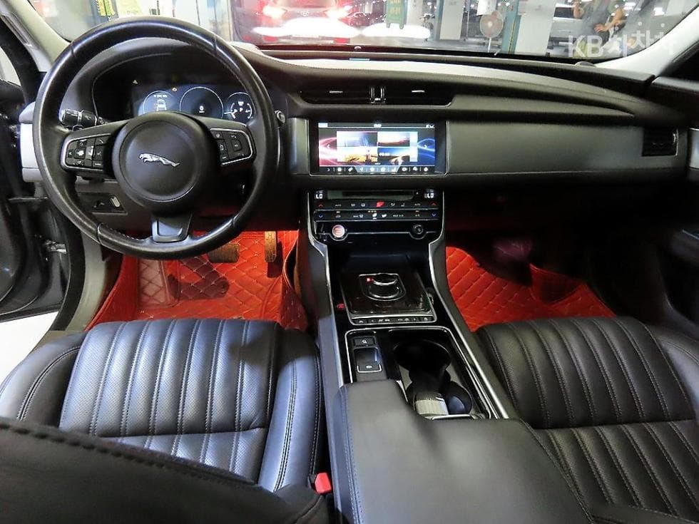 Jaguar All New XF2.0d Portfolio - 10
