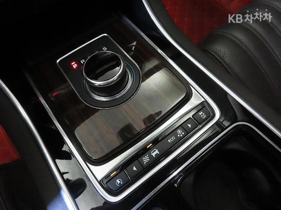 Jaguar All New XF2.0d Portfolio - 12