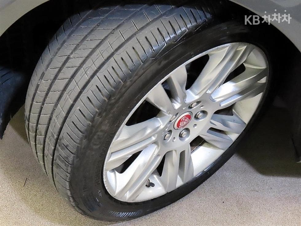 Jaguar All New XF2.0d Portfolio - 20