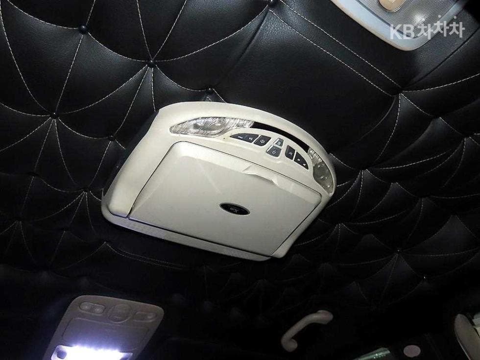 Kia Carnival RNewCarnival Limousine GLX Highest-end Type - 16