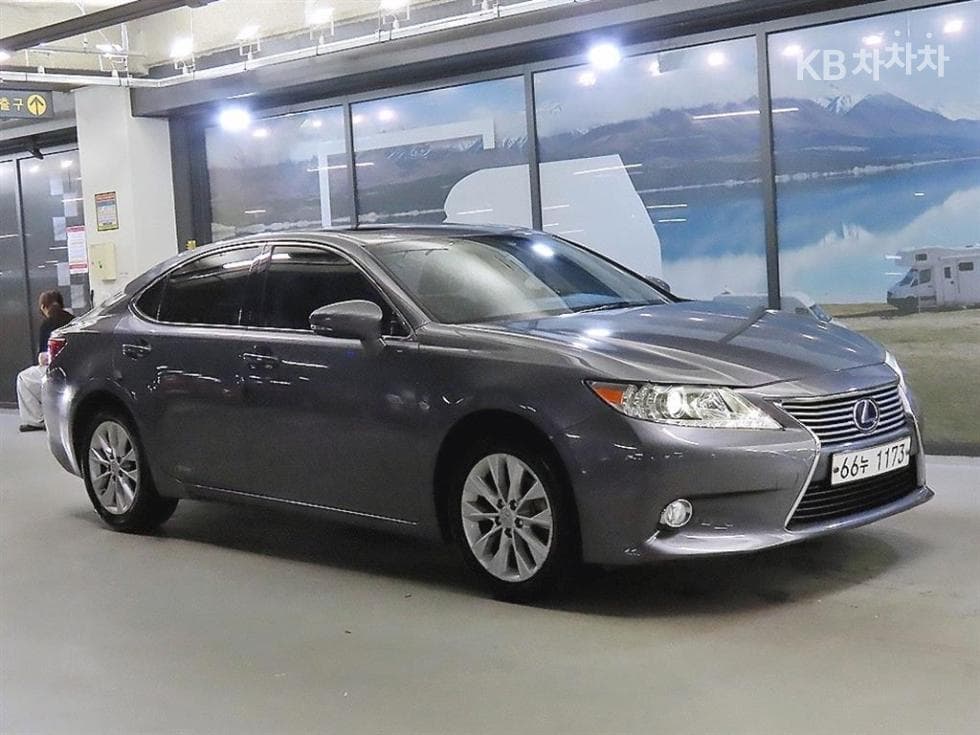 Lexus New ES 300h Supreme (High Trim) - Image 1