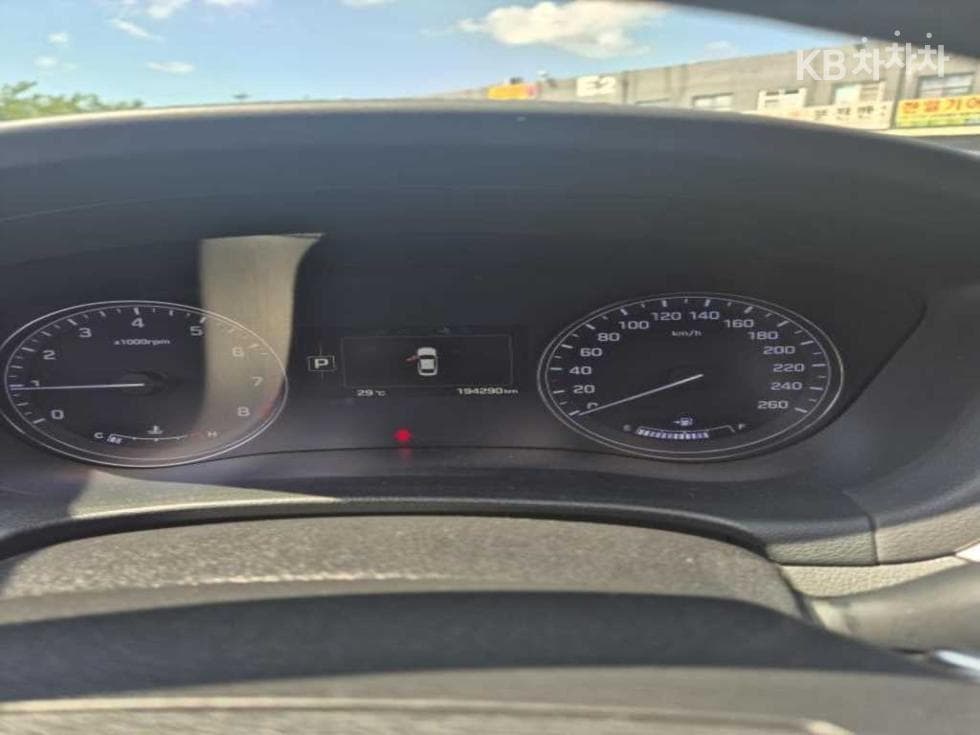 Hyundai GenesisDHG330 Premium AWD - 10