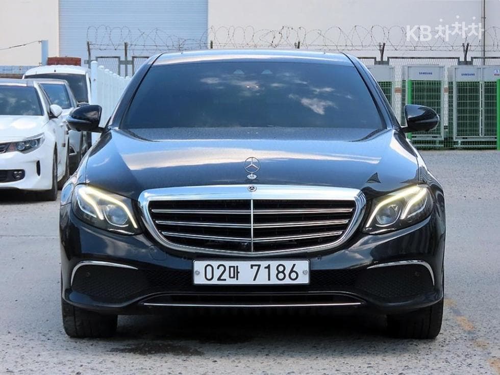 Mercedes-Benz E-Class (W213) E300 Exclusive - Image 1