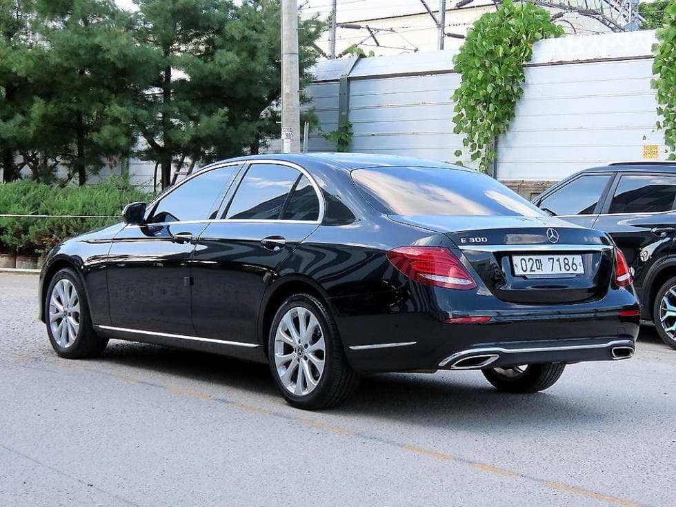 Mercedes-Benz E-Class (W213)E300 Exclusive - 3