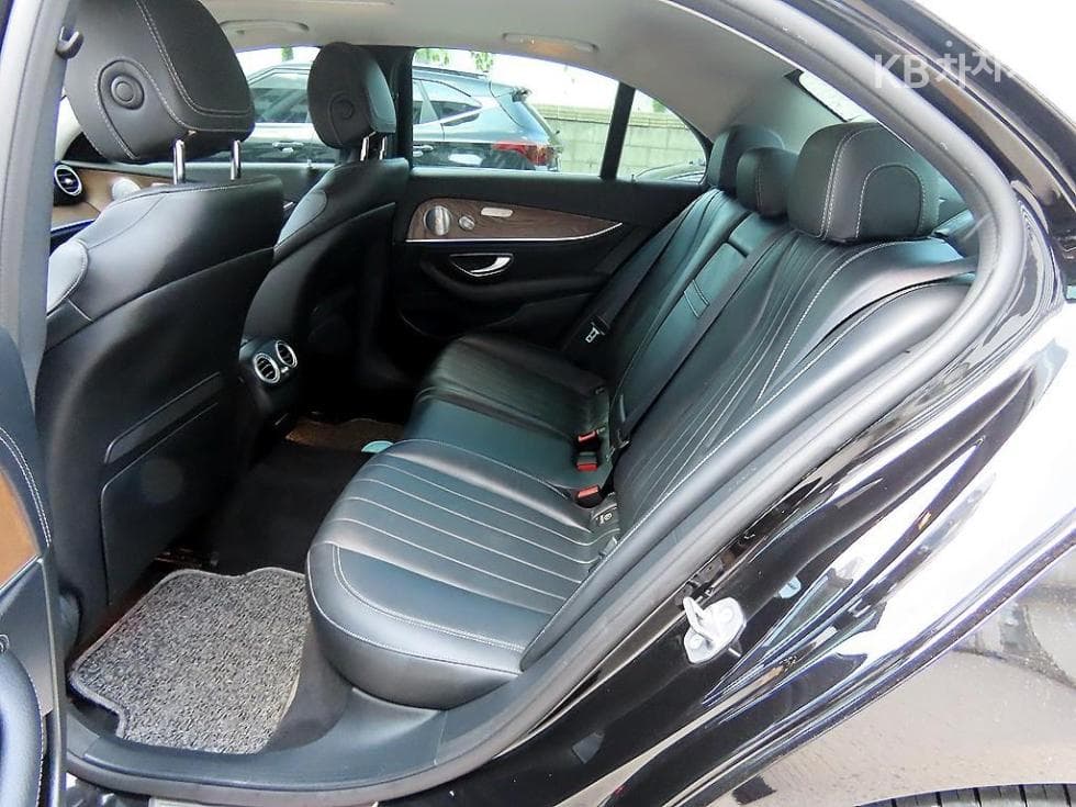 Mercedes-Benz E-Class (W213)E300 Exclusive - 6