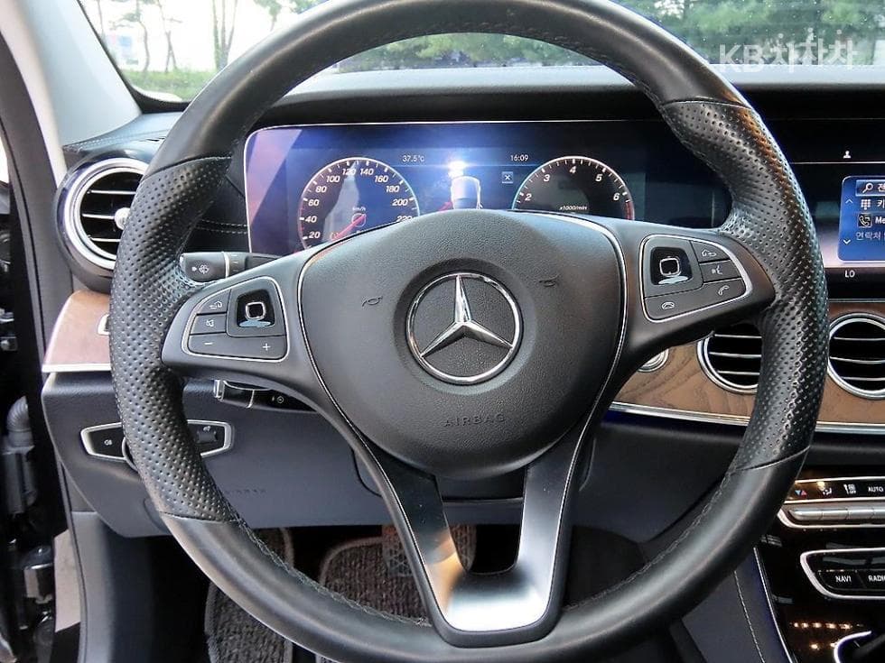 Mercedes-Benz E-Class (W213)E300 Exclusive - 8