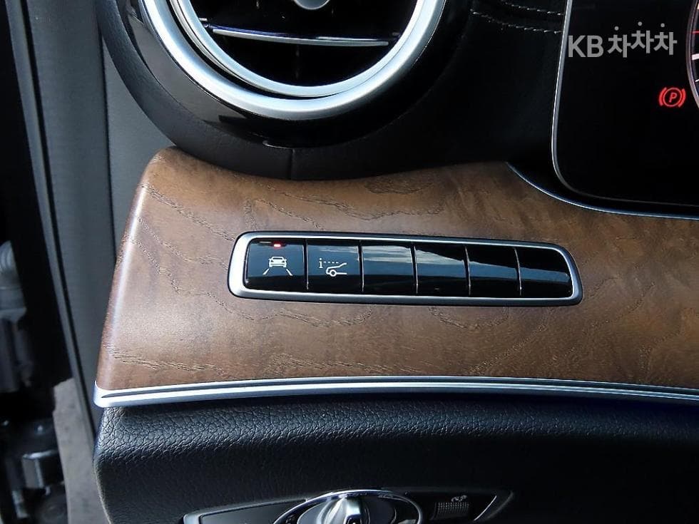 Mercedes-Benz E-Class (W213)E300 Exclusive - 11