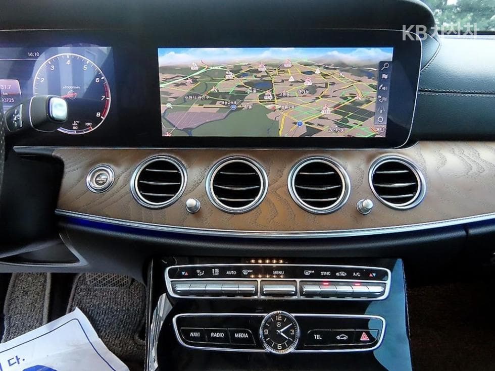 Mercedes-Benz E-Class (W213)E300 Exclusive - 14