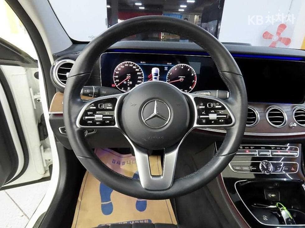 Mercedes-Benz E-Class (W213)E300 Avantgarde - 9