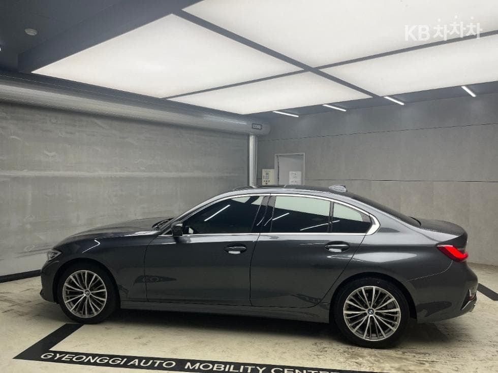 BMW 3 Series (G20)320d xDrive Luxury Line - 4