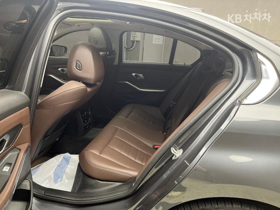 BMW 3 Series (G20)320d xDrive Luxury Line - 6