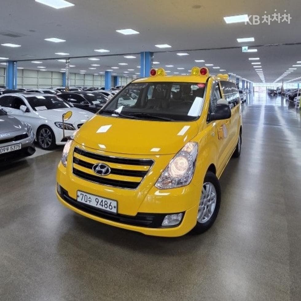 Hyundai Grand Starex 15-seater 어린이버스 Luxury - Image 1