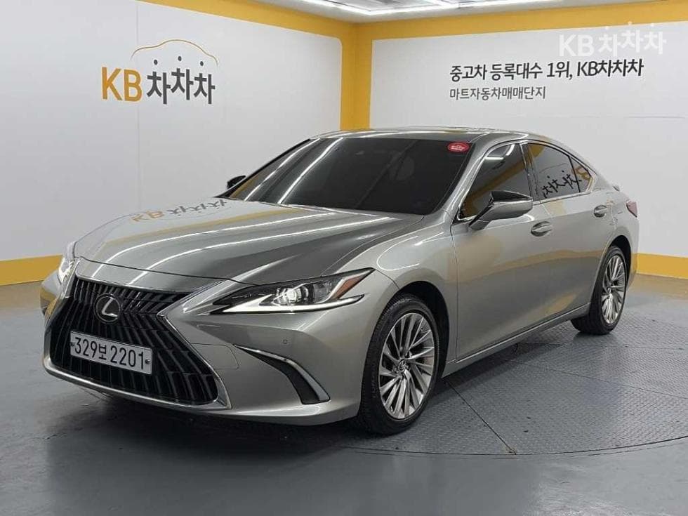 Lexus New 제너Ray (van)션 ES 300h Luxury+ - Image 1