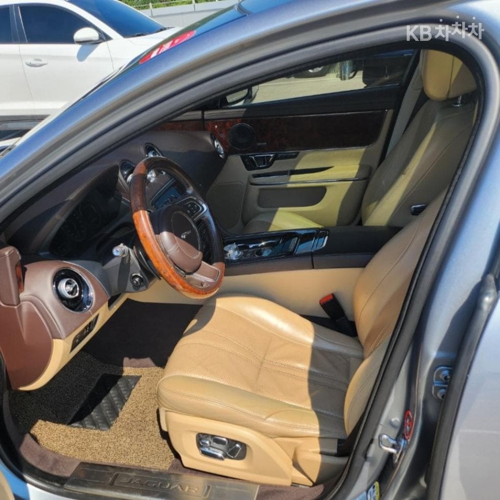 Jaguar All New XJ3.0D Premium Luxury LWB X351 - 6