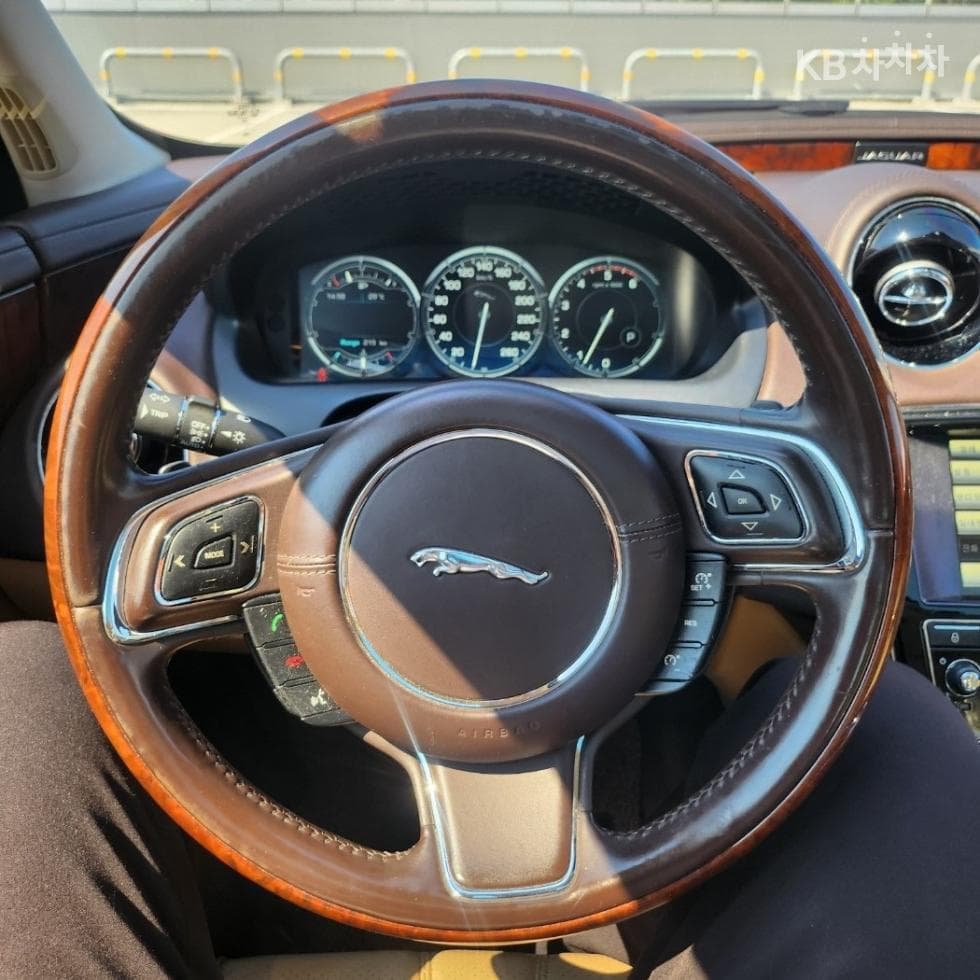 Jaguar All New XJ3.0D Premium Luxury LWB X351 - 8