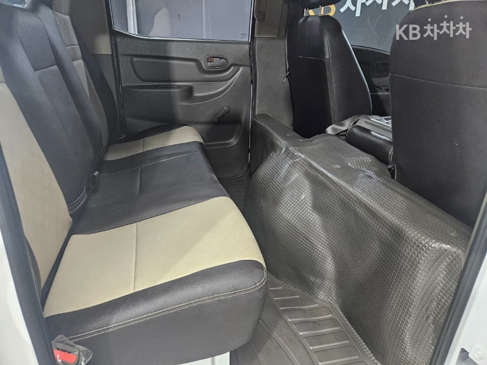 Hyundai Porter 2Extra Long Double Cab LPG Premium - 12