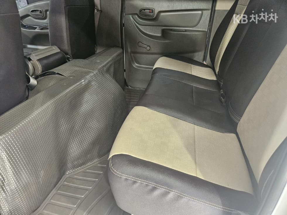 Hyundai Porter 2Extra Long Double Cab LPG Premium - 11