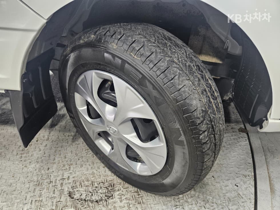 Hyundai Porter 2Extra Long Double Cab LPG Premium - 25