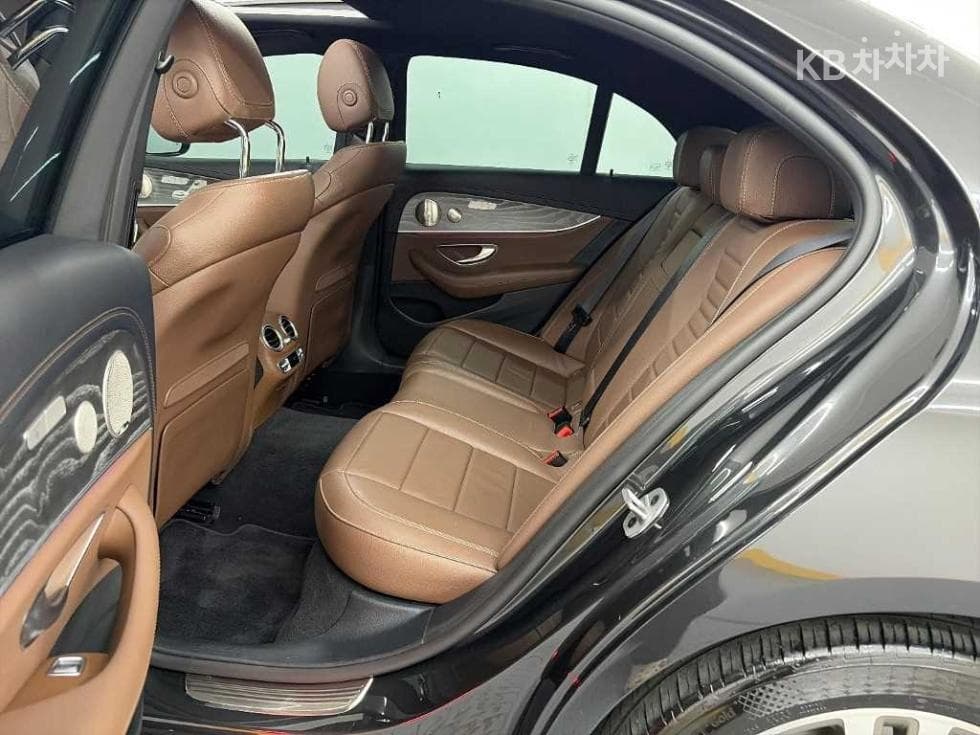Mercedes-Benz E-Class (W213)E350 4MATIC Avantgarde - 12