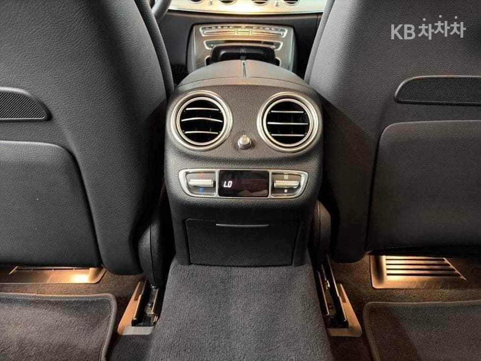 Mercedes-Benz E-Class (W213)E350 4MATIC Avantgarde - 14