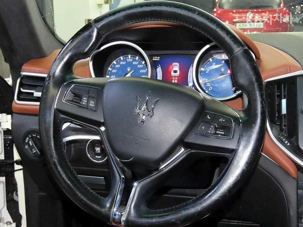 마세라티 기블리3.0 V6 3-토 поколение - 8