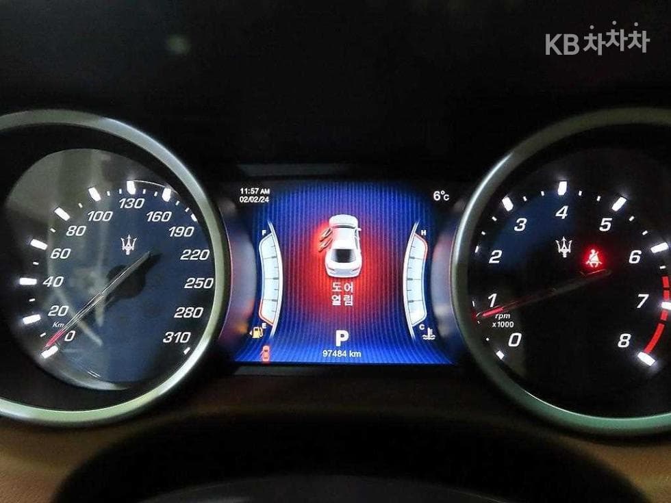 마세라티 기블리3.0 V6 3-토 поколение - 9