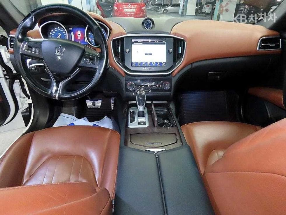 마세라티 기블리3.0 V6 3-토 поколение - 10