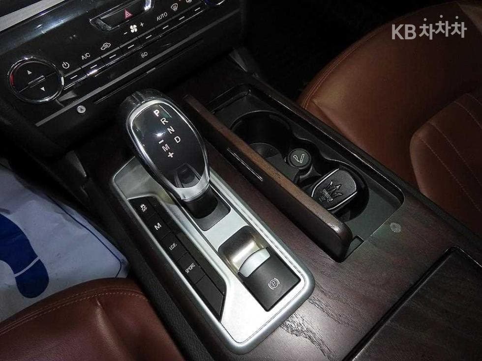 마세라티 기블리3.0 V6 3-토 поколение - 12