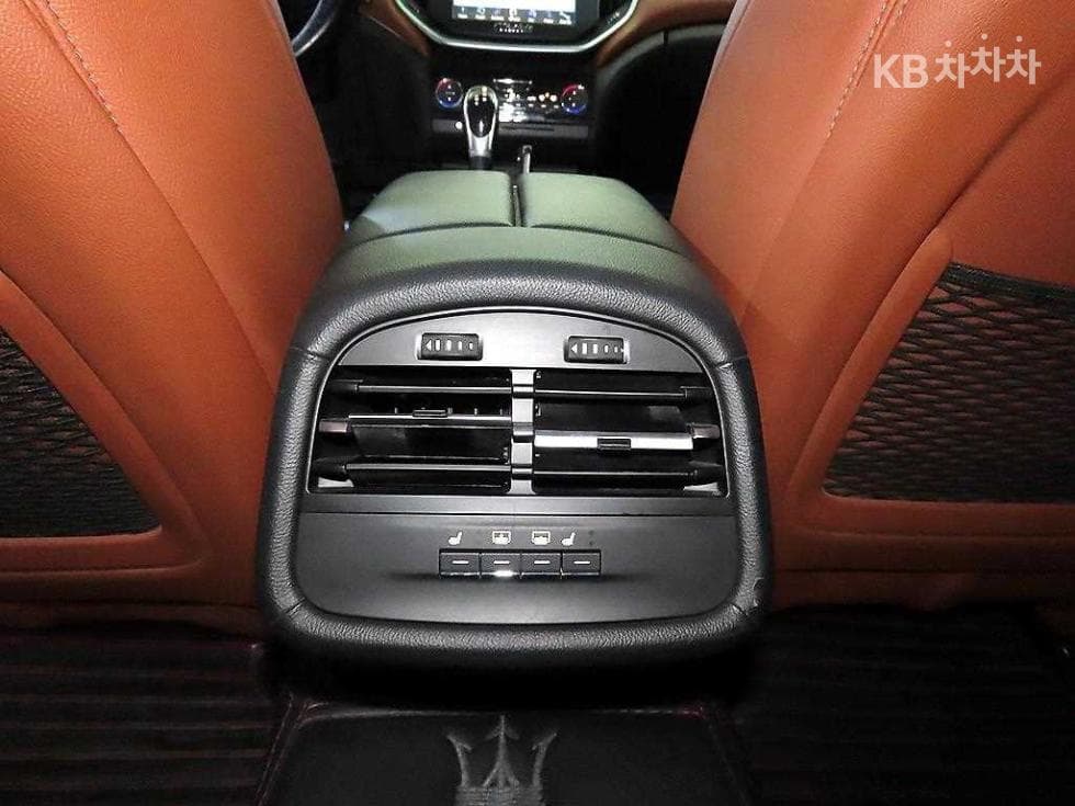 마세라티 기블리3.0 V6 3-토 поколение - 15