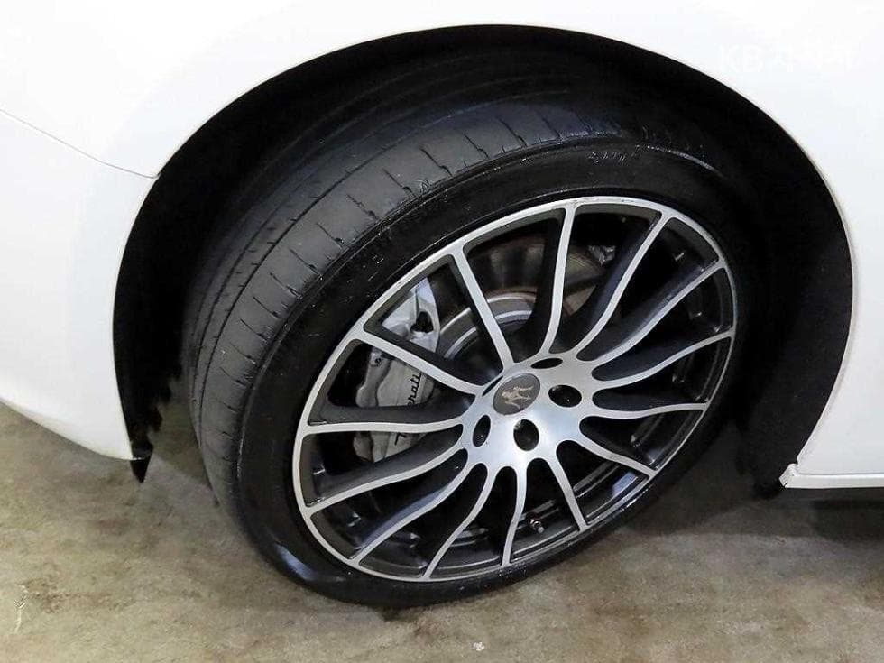 마세라티 기블리3.0 V6 3-토 поколение - 20