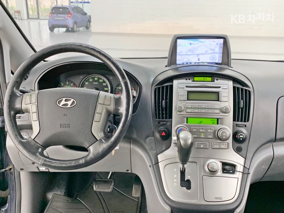 Hyundai Grand Starex12-seater Wagon CVX 4WD Premium - 11