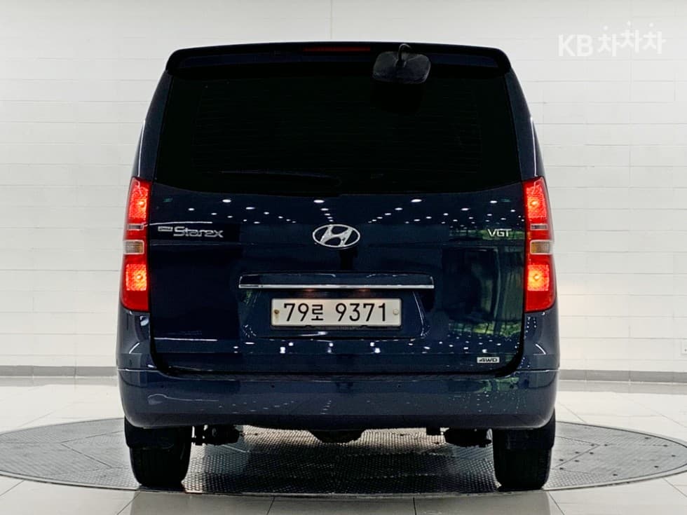 Hyundai Grand Starex12-seater Wagon CVX 4WD Premium - 4