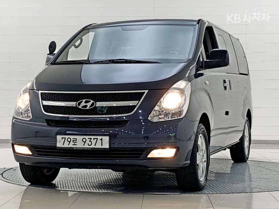Hyundai Grand Starex 12-seater Wagon CVX 4WD Premium - Image 1