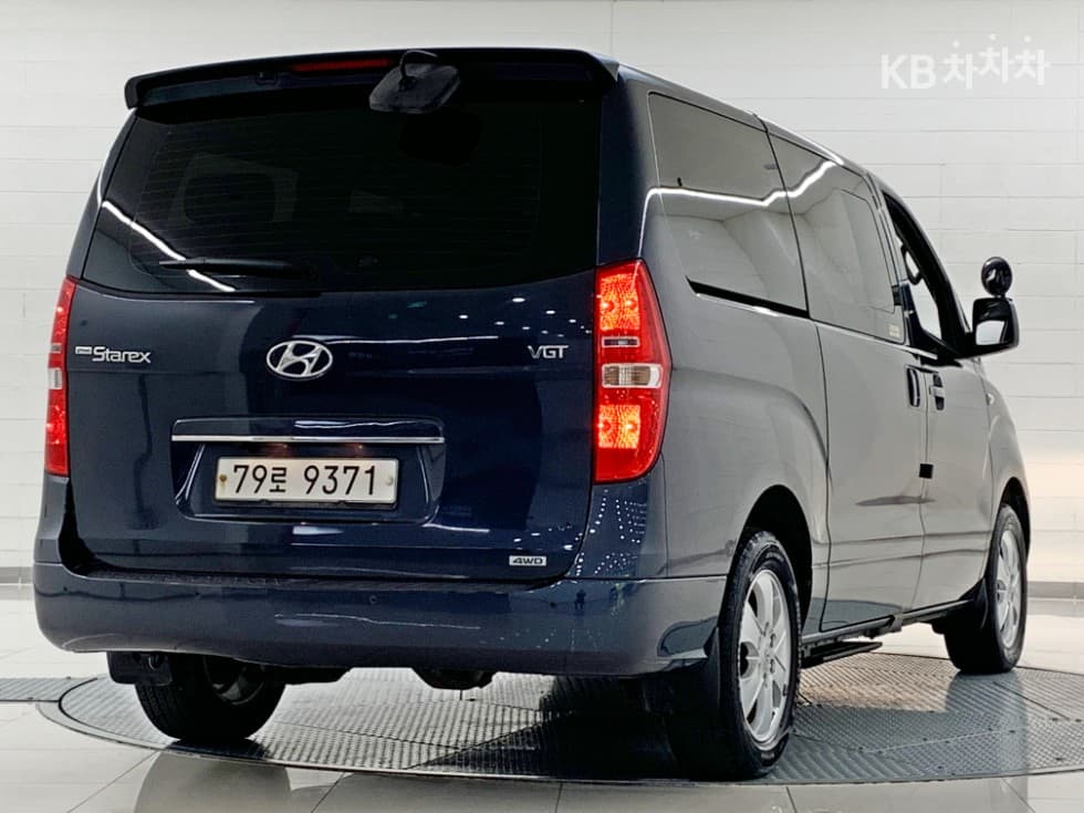 Hyundai Grand Starex12-seater Wagon CVX 4WD Premium - 2