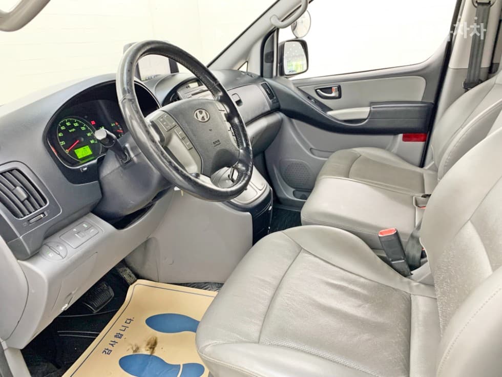 Hyundai Grand Starex12-seater Wagon CVX 4WD Premium - 10