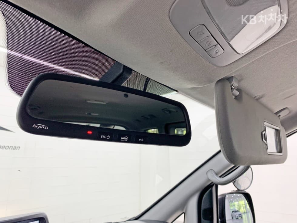 Hyundai Grand Starex12-seater Wagon CVX 4WD Premium - 18
