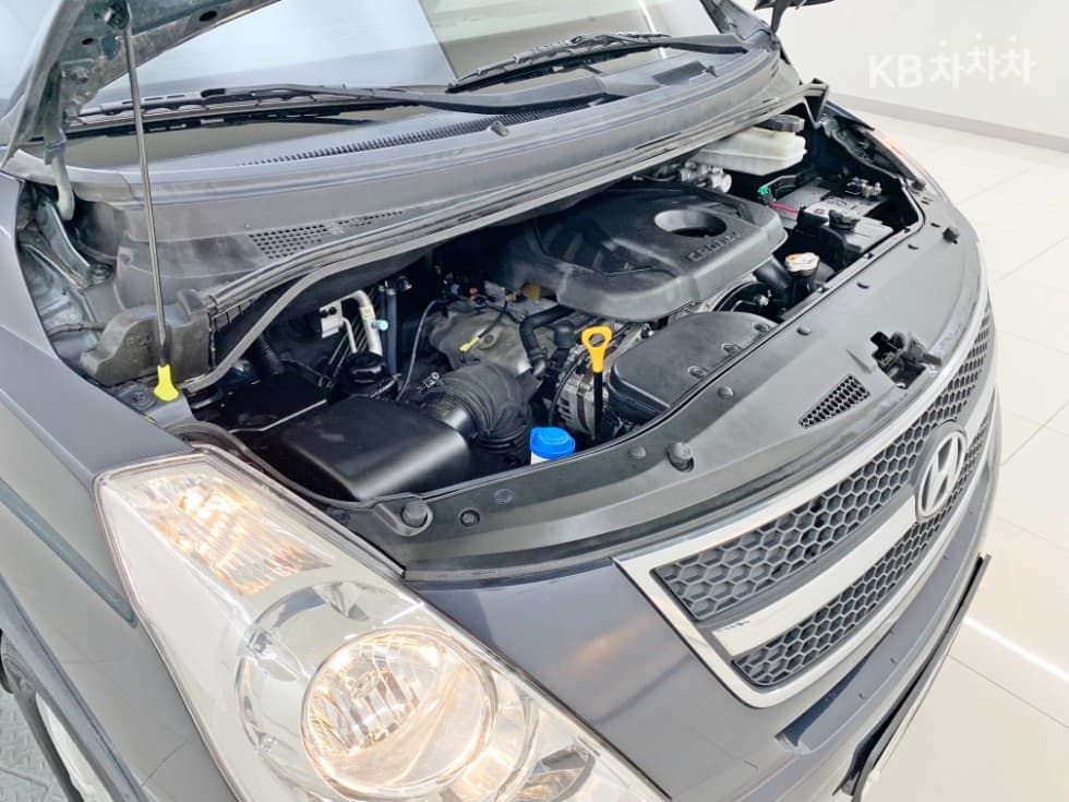 Hyundai Grand Starex12-seater Wagon CVX 4WD Premium - 6