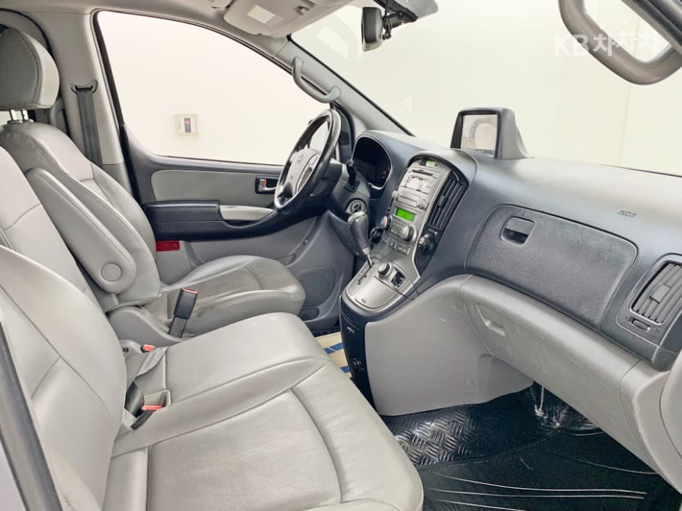 Hyundai Grand Starex12-seater Wagon CVX 4WD Premium - 14