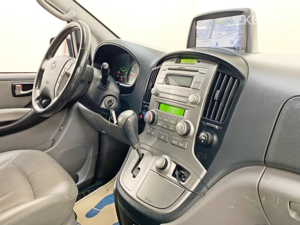 Hyundai Grand Starex12-seater Wagon CVX 4WD Premium - 13