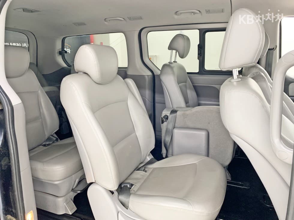 Hyundai Grand Starex12-seater Wagon CVX 4WD Premium - 15