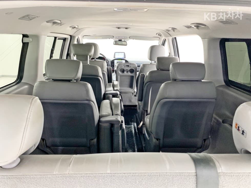 Hyundai Grand Starex12-seater Wagon CVX 4WD Premium - 17