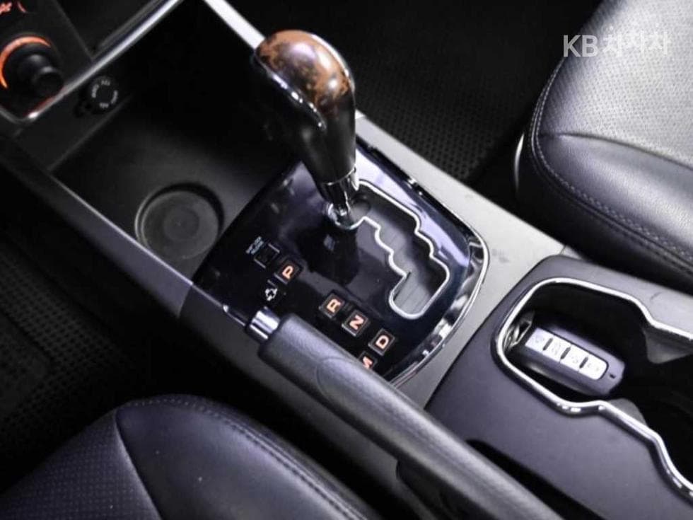 КейДжи Мобилити Нов코란도 C2.2 RX AWD Висок клас - 9