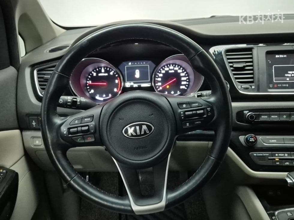 Киа All New Канивал9-местен 2.2 Дизел Noblesse - 9