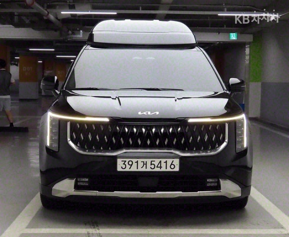 Kia The New (facelift) Carnival 4th generation High Limousine (Carnival) G3.5 GDI 4-seater Signature - Image 1