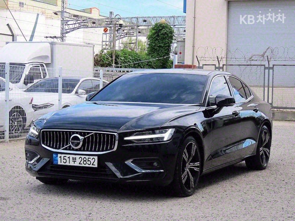 Volvo S60 3-토 поколение2.0 B5 Inscription - 2